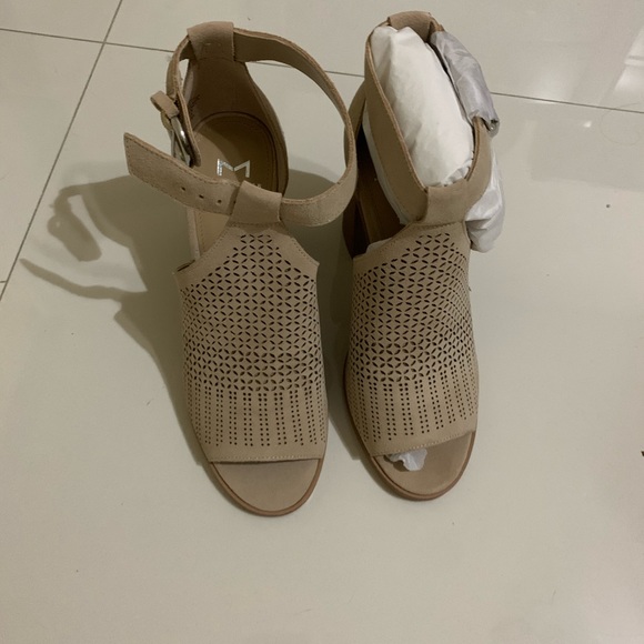 Marc Fisher Peep Hole Block Heel - Picture 2 of 3